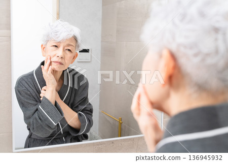 老年女性護膚美容圖片 老年女性護膚美容圖片 136945932