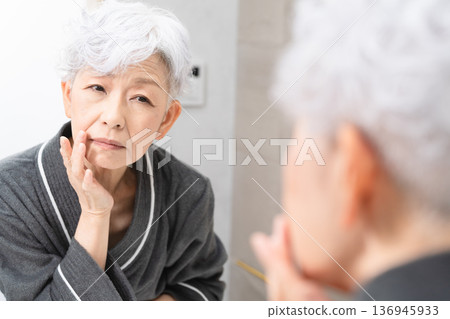 老年女性護膚美容圖片 老年女性護膚美容圖片 136945933
