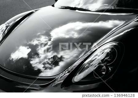 一輛閃亮跑車的引擎蓋 136946128