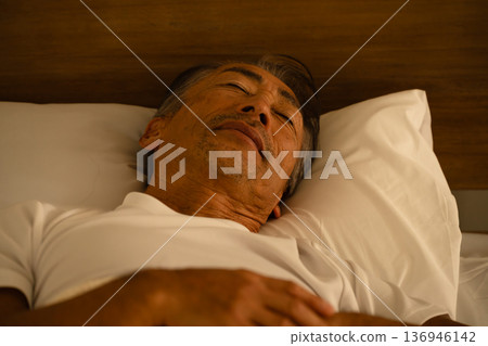 老年男子在床上睡覺 生活風格圖片 136946142