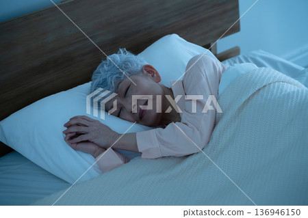 老年婦女在床上睡覺的生活方式圖片 老年婦女在床上睡覺的生活方式圖片 136946150