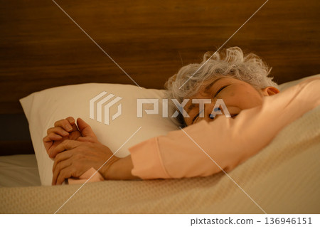 老年婦女在床上睡覺的生活方式圖片 136946151