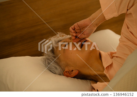 老年婦女在床上睡覺的生活方式圖片 136946152