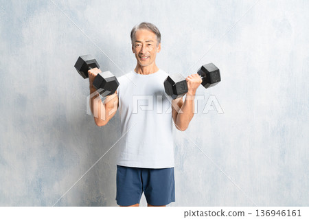 一位老年男子手持啞鈴，運動圖片 136946161