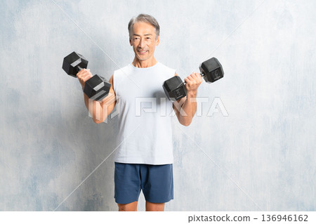 一位老年男子手持啞鈴，運動圖片 136946162