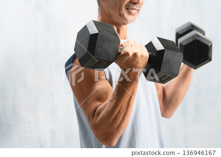 一位老年男子手持啞鈴,運動圖片 一位老年男子手持啞鈴,運動圖片 136946167