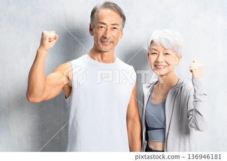 身著運動服訓練的高級男女運動員 身著運動服訓練的高級男女運動員 136946181
