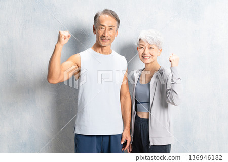 身著運動服訓練的高級男女運動員 身著運動服訓練的高級男女運動員 136946182
