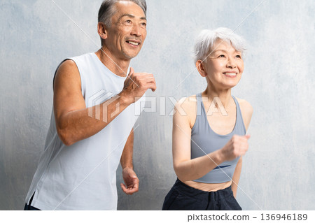 身著運動服訓練的高級男女運動員 136946189