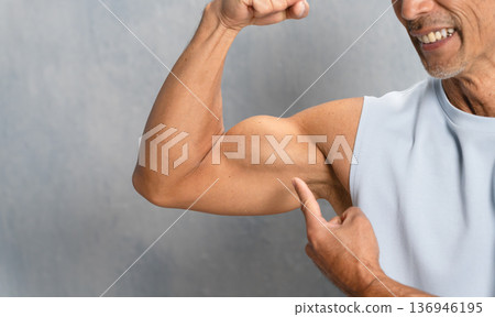 身著訓練服的老年男子，運動形象 136946195