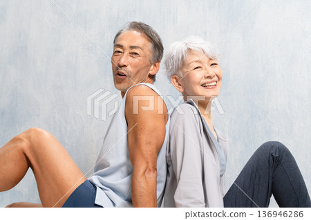 身著運動服的老年男女坐在一起，體育圖片 136946286