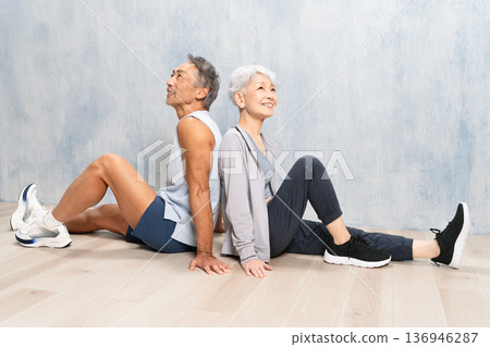 身著運動服的老年男女坐在一起，體育圖片 136946287