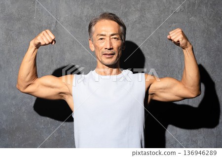 身著訓練服的老年男子,運動形象 身著訓練服的老年男子,運動形象 136946289