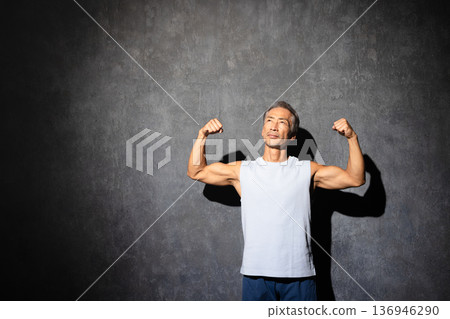 身著訓練服的老年男子，運動形象 136946290