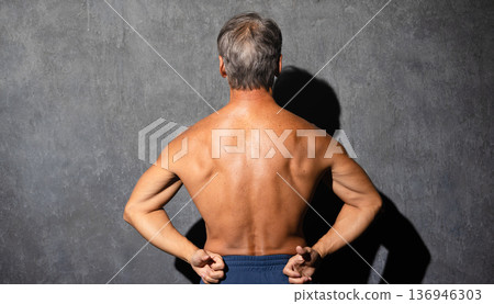 一位老年男子赤裸上身，擺出健美姿勢。運動圖片 136946303