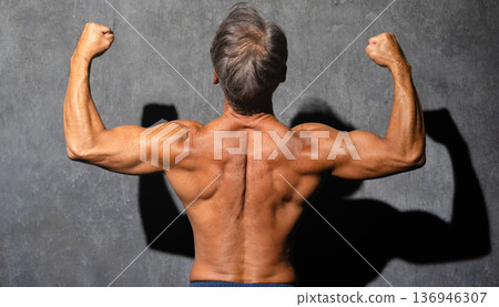 一位老年男子赤裸上身，擺出健美姿勢。運動圖片 136946307