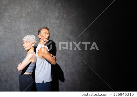 身著運動服訓練的高級男女運動員 身著運動服訓練的高級男女運動員 136946310