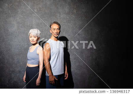 身著運動服訓練的高級男女運動員 身著運動服訓練的高級男女運動員 136946317