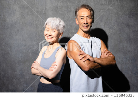 身著運動服訓練的高級男女運動員 136946323