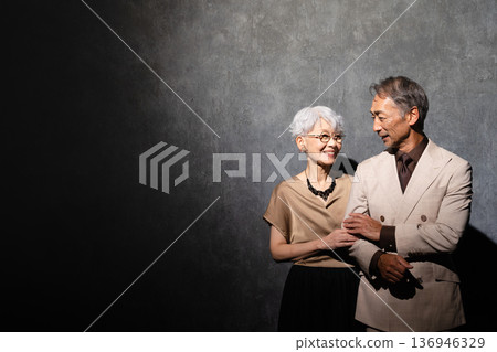 身著便服的老年男女，展現生活風采 136946329