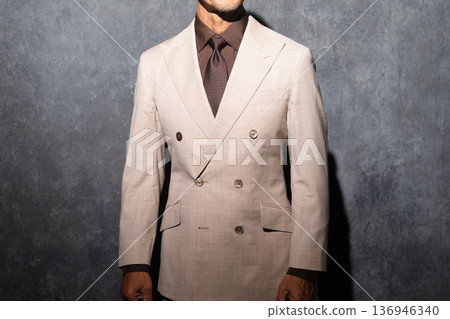 一位身穿雙排扣西裝的老年男子的生活方式照片 136946340