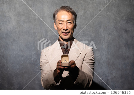 一位手持戒指的老人的生活照 136946355