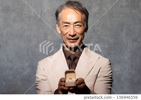 一位手持戒指的老人的生活照 一位手持戒指的老人的生活照 136946356