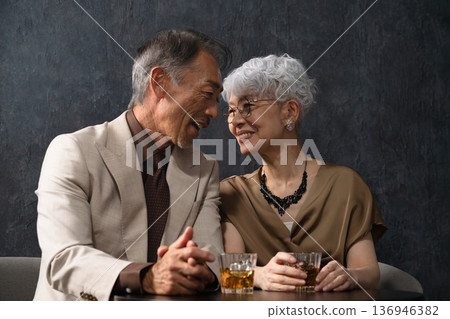 老年男女飲用白蘭地的生活風格圖片 136946382