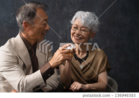 老年男女飲用白蘭地的生活風格圖片 老年男女飲用白蘭地的生活風格圖片 136946383