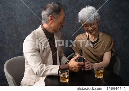 男子贈送女子戒指的生活方式圖片 男子贈送女子戒指的生活方式圖片 136946541