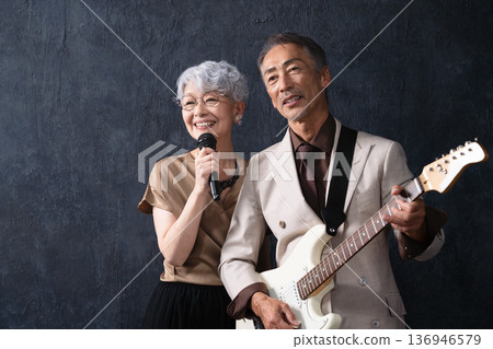 一位女士唱歌，一位男士彈吉他。生活方式圖片 136946579