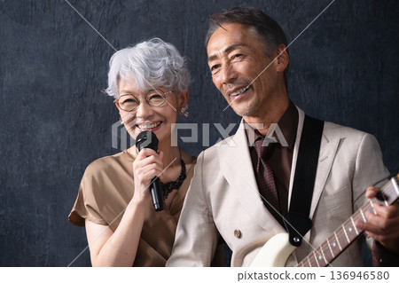 一位女士唱歌，一位男士彈吉他。生活方式圖片 136946580