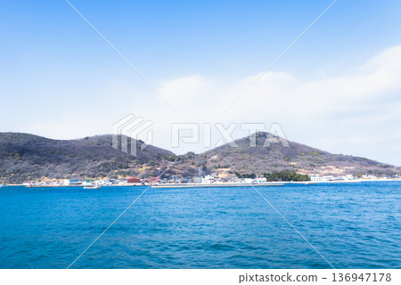 從渡輪上眺望瀨戶內海的女木島。 從渡輪上眺望瀨戶內海的女木島。 136947178