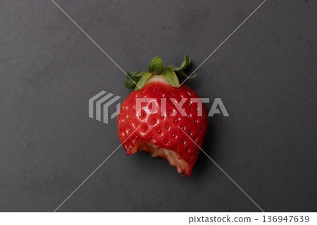 一顆鮮紅的草莓正在被吃掉 一顆鮮紅的草莓正在被吃掉 136947639