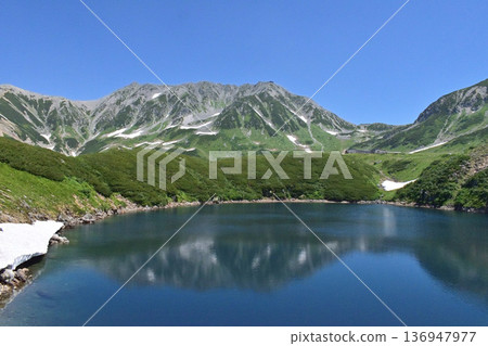 富山縣,夏季的立山禦庫裡池 富山縣,夏季的立山禦庫裡池 136947977