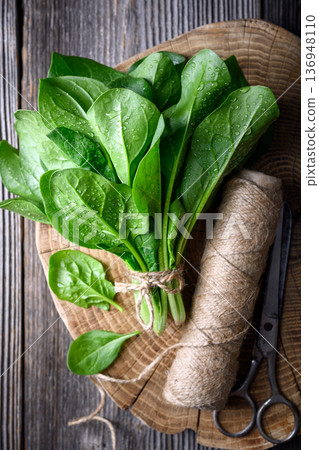 Top view of fresh spinach bundle with water droplets Top view of fresh spinach bundle with water droplets 136948110
