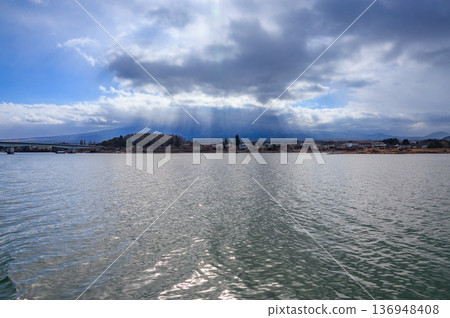 [Lake Kawaguchi] Mount Fuji hidden behind the Angel's Ladder [Photo taken from a sightseeing boat] 136948408