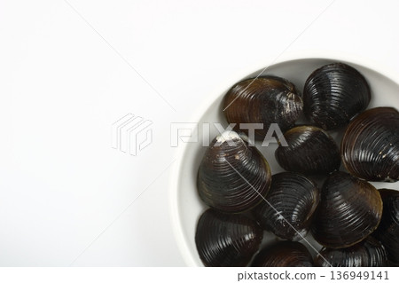 Aerial view of fresh clams served in a white bowl Aerial view of fresh clams served in a white bowl 136949141