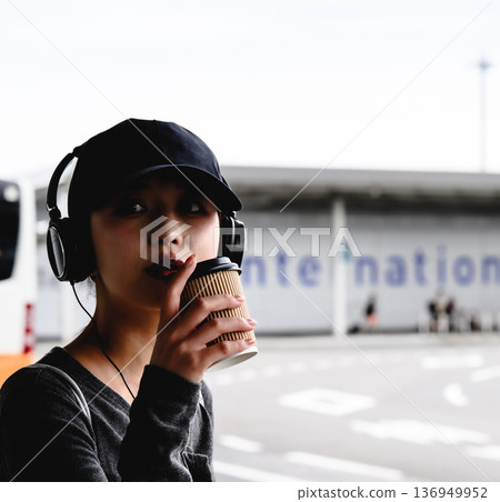 一位女士在機場休息。照片由關西國際機場(KIX)提供。 一位女士在機場休息。照片由關西國際機場(KIX)提供。 136949952