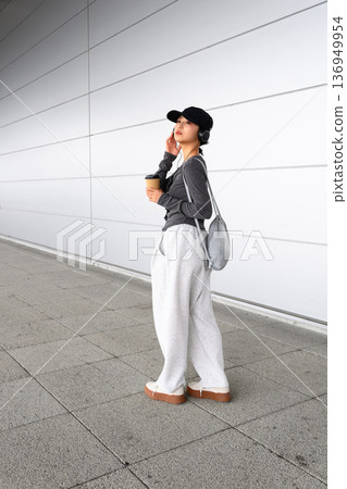Relaxed travel attire at the airport ■Photography cooperation: Kansai International Airport (KIX) 136949954