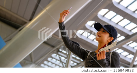 一名女子在機場自拍。照片由關西國際機場（KIX）提供。 136949958