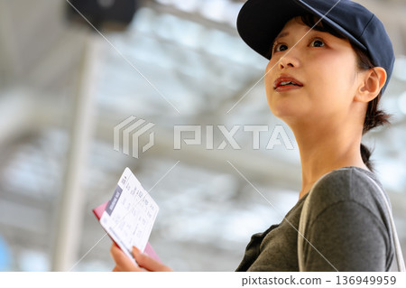 一名女子在機場手持登機證。照片由關西國際機場（KIX）提供。 136949959
