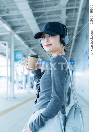 一位女士在車站喝咖啡。照片由關西國際機場(KIX)提供。 一位女士在車站喝咖啡。照片由關西國際機場(KIX)提供。 136949965