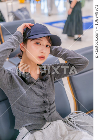 Woman in a cap waiting ■Photography cooperation: Kansai International Airport (KIX) Woman in a cap waiting ■Photography cooperation: Kansai International Airport (KIX) 136949973