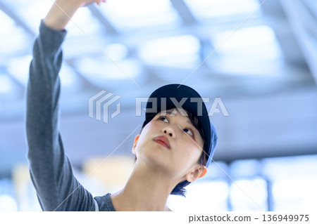 一位戴帽子的女士抬頭望去。照片由關西國際機場(KIX)提供。 一位戴帽子的女士抬頭望去。照片由關西國際機場(KIX)提供。 136949975