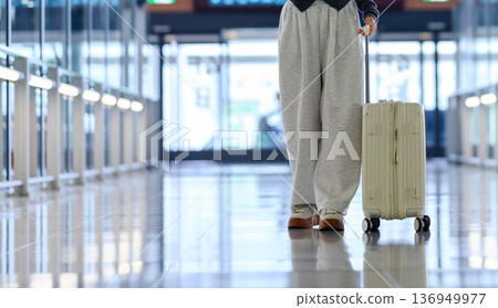 一位女士拖著行李箱旅行。照片由關西國際機場（KIX）提供。 136949977