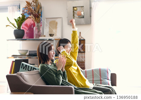 兩個女人一起看電視體育節目 136950188