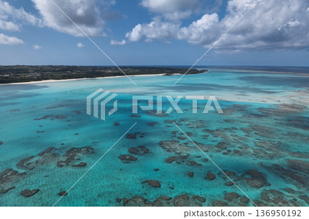 優侖島擁有美麗的海岸線和白色沙灘,豐富的自然資源和碧綠的海水。 優侖島擁有美麗的海岸線和白色沙灘,豐富的自然資源和碧綠的海水。 136950192