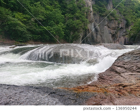吹拋瀑布和山谷營造出的壯麗自然景觀 吹拋瀑布和山谷營造出的壯麗自然景觀 136950244