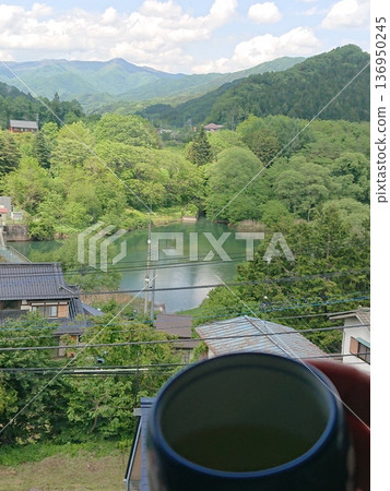 享受日式茶道和綠茶森林浴,放鬆身心。 享受日式茶道和綠茶森林浴,放鬆身心。 136950245